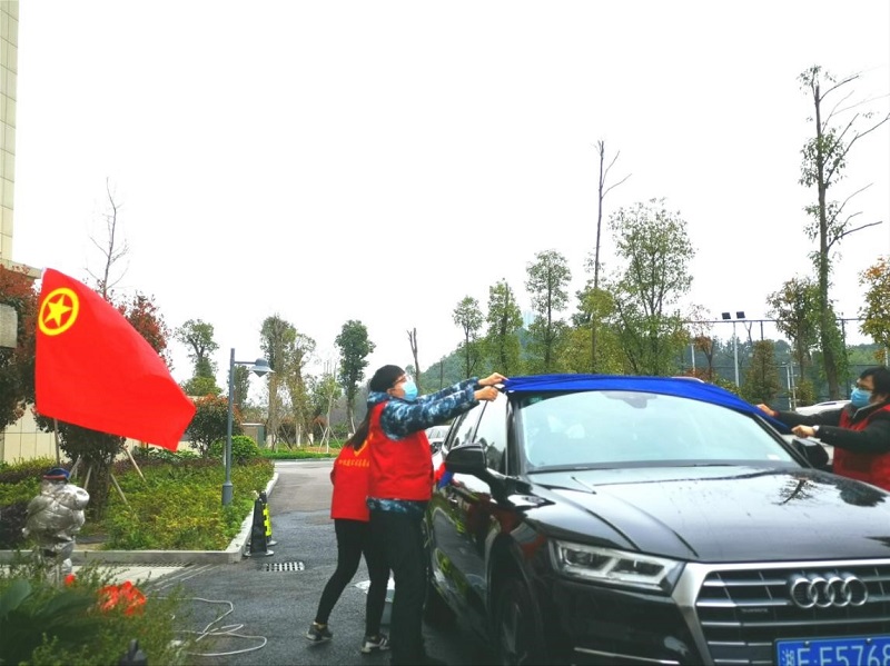 公司開展“學(xué)雷鋒、在行動(dòng)”志愿洗車服務(wù)活動(dòng)