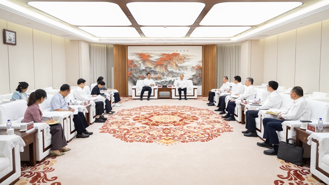 莫鼎革與湖南省委常委、岳陽市委書記謝衛(wèi)江舉行會談